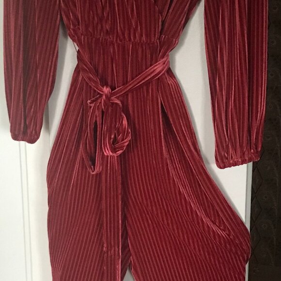 Ali & Jay Velvet Belted Jumpsuit Size Small Pants Pleated Wide Leg - Picture 1 of 4
